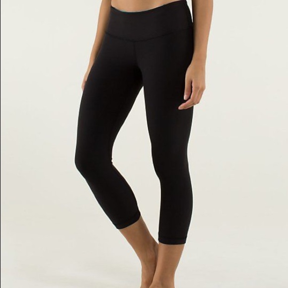 black cropped lulu lemon yoga pants size 6